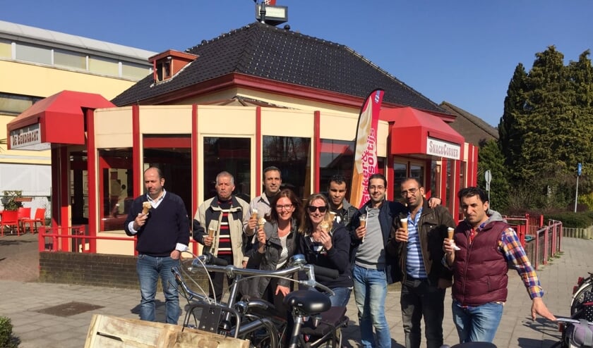 Voorbeeld van een praktijkles Inburgeringscursus. Op de fiets naar de ijssalon. Ahmad Sawaghi staat hier 2e van rechts.