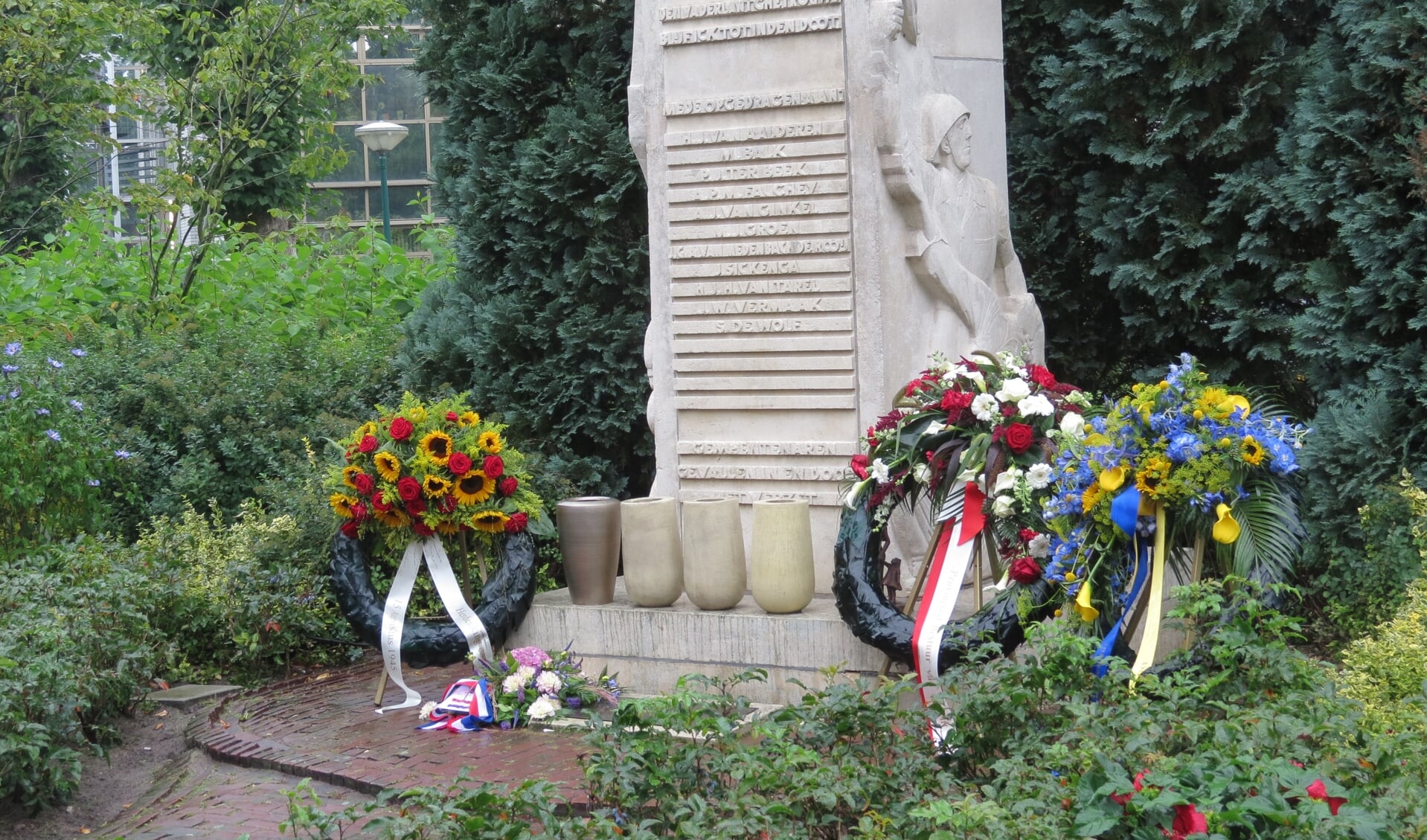 Het oorlogsmonument bij Jagtlust waar onder een plaquette grond uit Java is aangebracht.