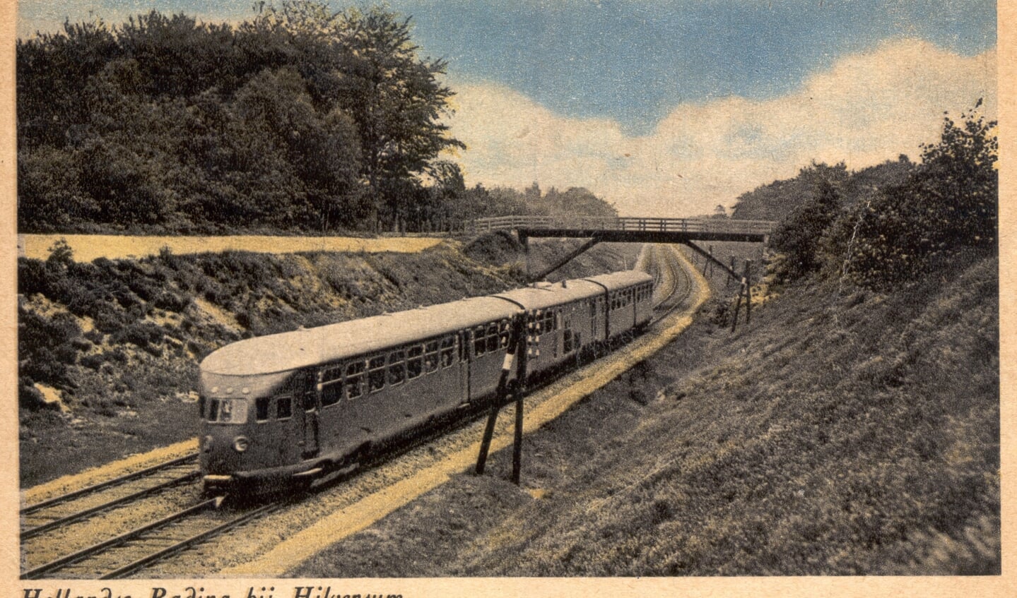 Trein in 1950 onder de spoorwegovergang bij de Zwaluwenberg in Hollandsche Rading.