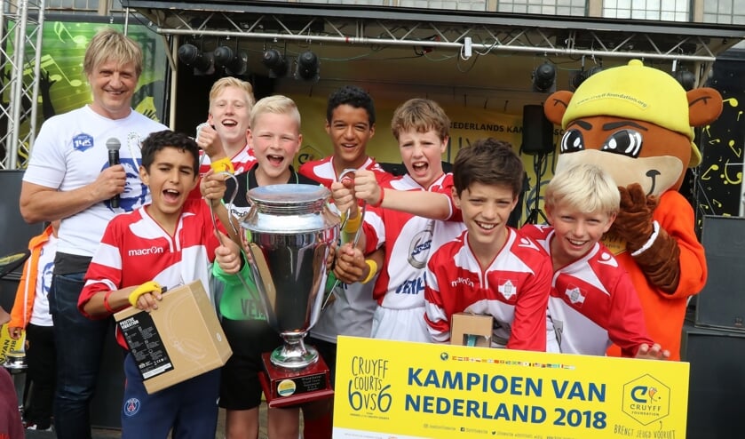 De Biltse Boys is een samengesteld team met Bassim, Jelmer, Joeri, Robson, Maurits, Christiaan en Pijke. Met veel muziek, confetti en gejuich werd de prijsuitreiking verricht door niemand minder dan Wim Kieft.