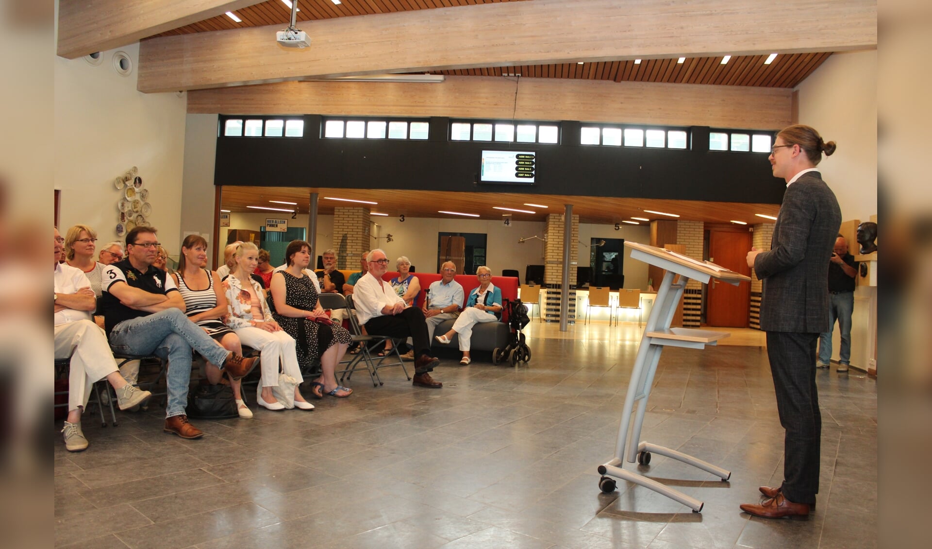 Wethouder Dolf Smolenaers tijdens de opening van de jaarlijkse expositie van fotoclub Bilthoven.