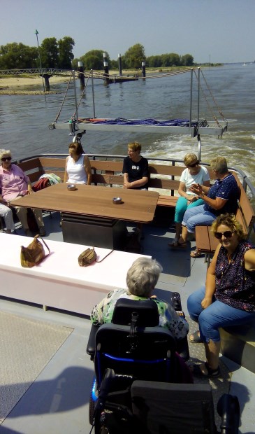 Zonnebloemgasten genieten van de boottocht.