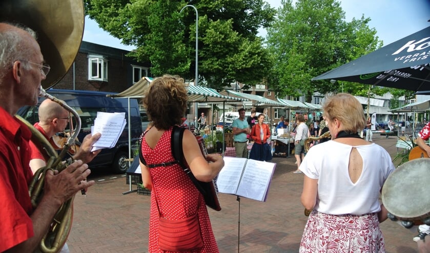 Straatorkest 'Fanfare van het Vuur' brengt swingende muziek.