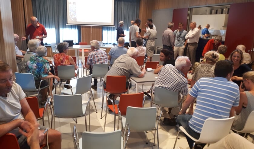 De zaal stroomt vol en het geluid zwelt aan.