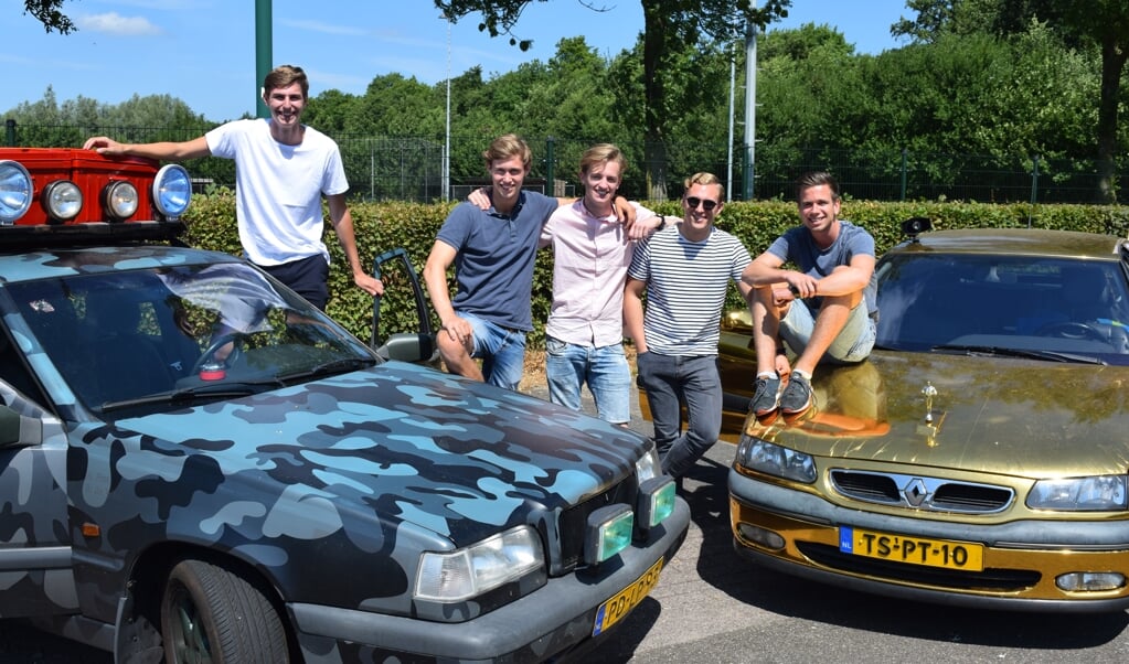Stijn, Thijs, Abram, Ruben en Joost hopen een mooie Trabbie te winnen.