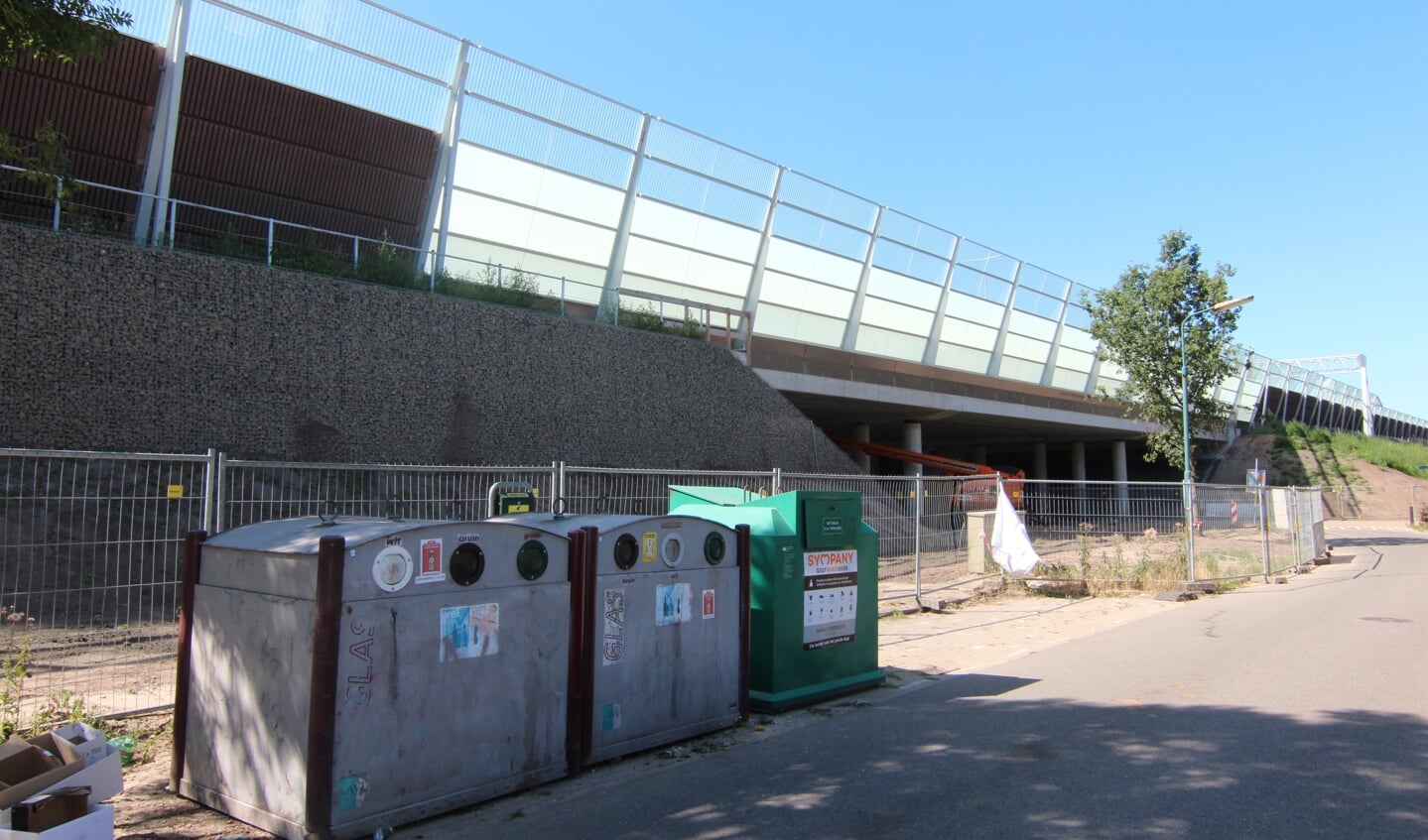 In Hollandsche Rading is het geluidscherm door ruimtegebrek pal naast de weg gezet. De afvalcontainers worden ondergronds geplaatst.