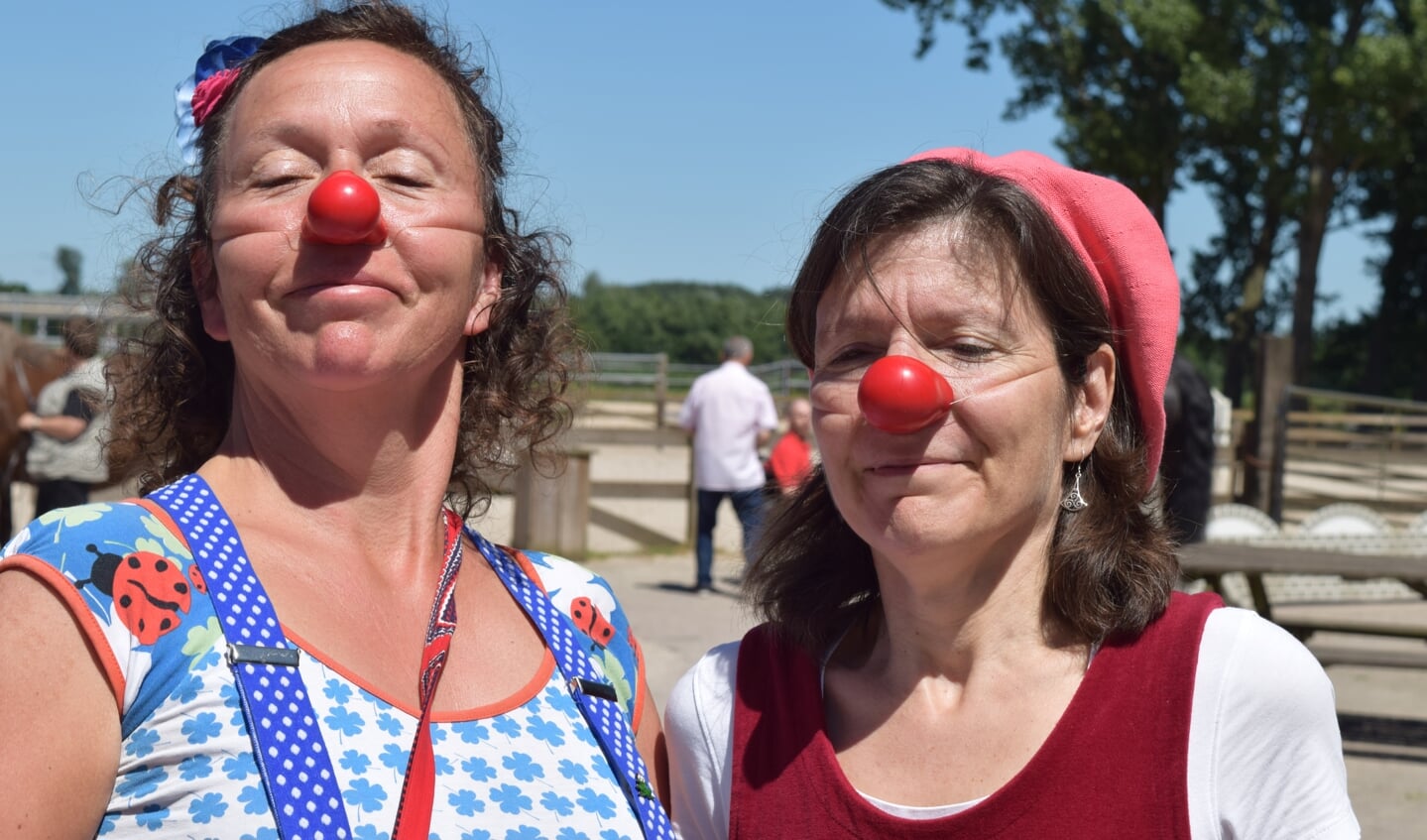 Clowns brengen nog meer gezelligheid tijdens het jubileumfeest.