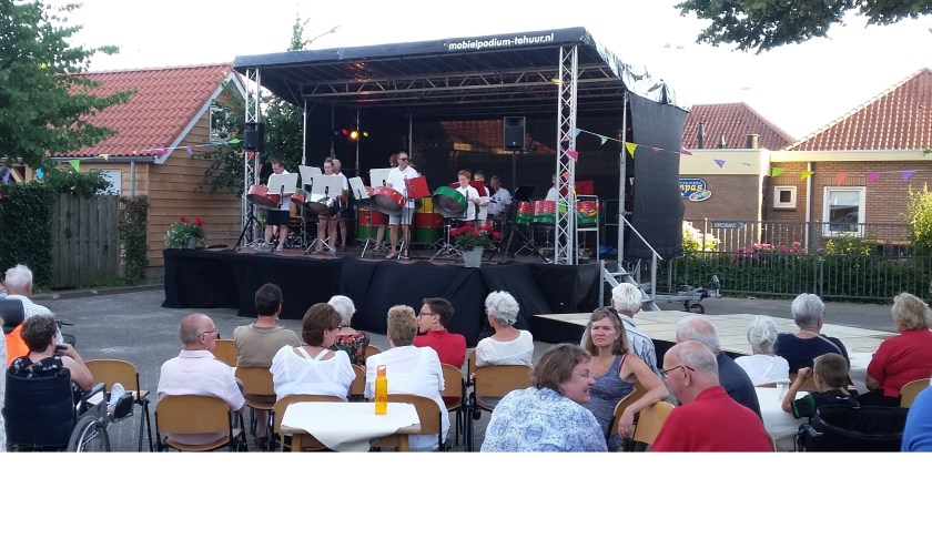 Westbroeks podium voor muziekverenigingen.