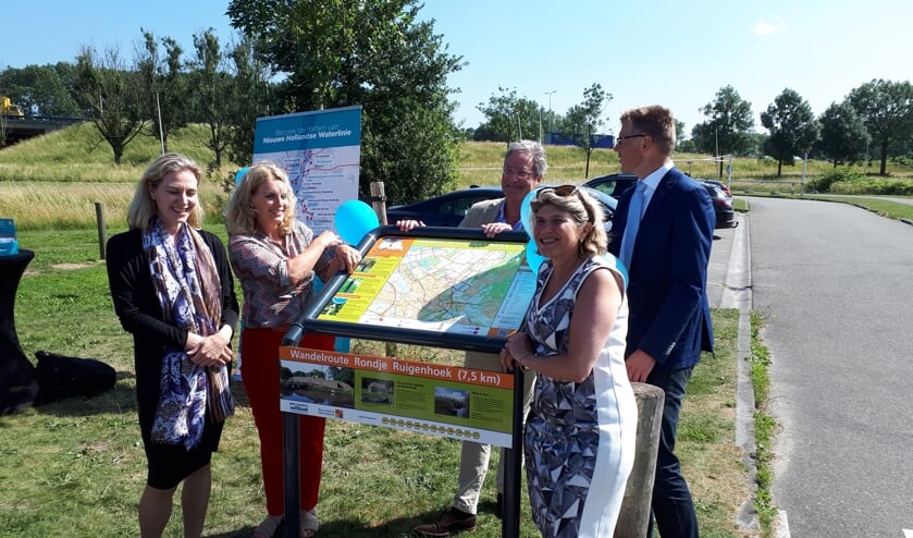 De officiële opening van het nieuwe wandelpad: v.l.n.r. Anke Klein, Mariette Pennarts, Paul Kotvis, Madeleine Bakker en Wout Neutel.