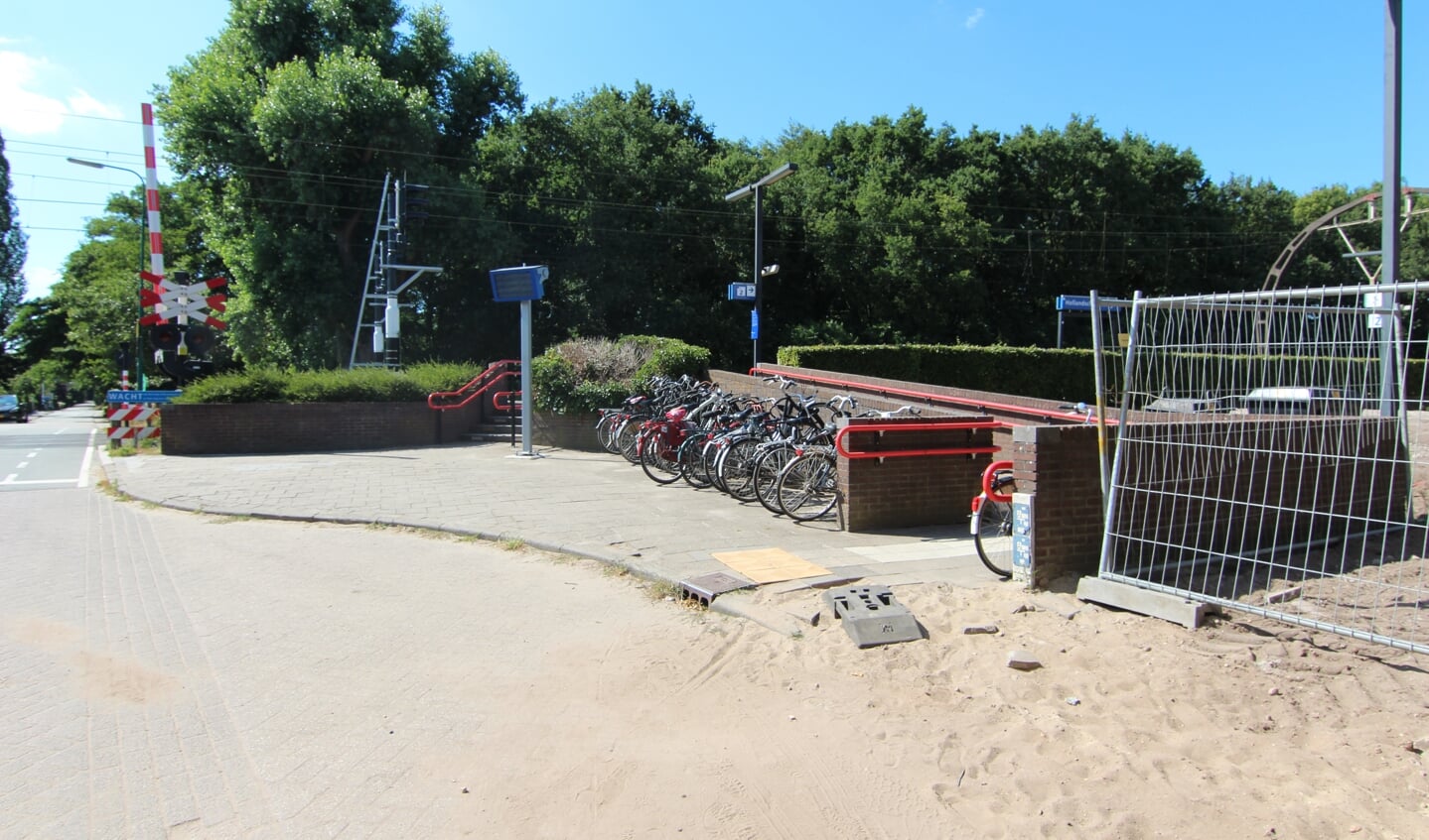 De locatie van de fietsenstalling blijft ongewijzigd evenals de ‘Kiss and Ride’- plek aan de noordkant.