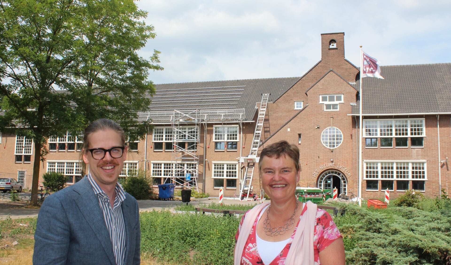 De wethouders Dolf Smolenaers en Anne Brommersma voor Het Nieuwe Lyceum, waar ook zonnepanelen worden aangebracht.