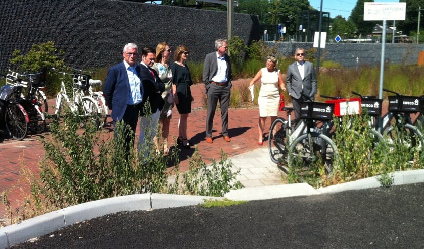 Knooppuntfoto.jpg
V.l.n.r.: Rob Brugts (directeur Economie en Mobiliteit van Provincie Utrecht), Sjoerd Potters (burgemeester), Ellen Vrielink (beleidsmedewerkster Provincie Utrecht), Nadia Crietée (directeur gemeente De Bilt), André Landwehr (wethouder Mobiliteit en Ruimtelijke Ontwikkeling), Madeleine Bakker-Smit (wethouder Economische Zaken) en gedeputeerde Dennis Straat.