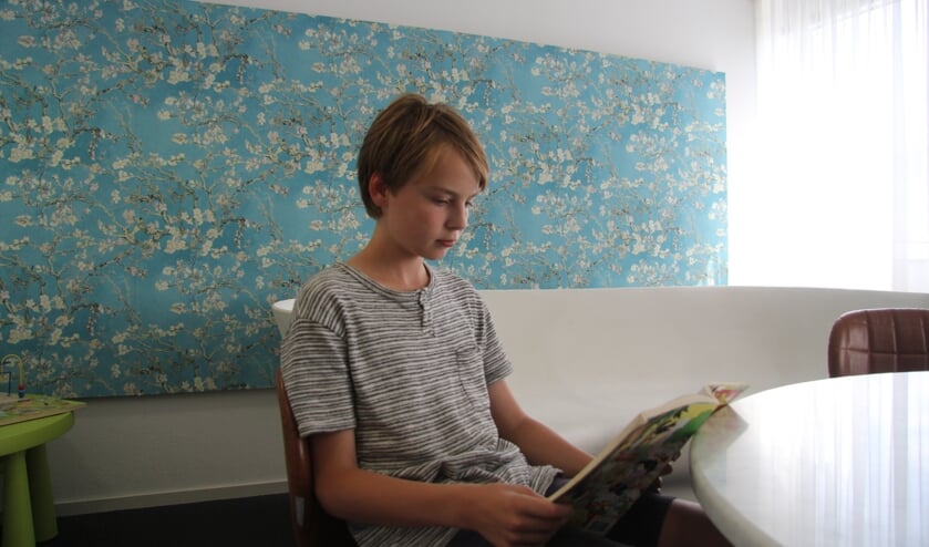 In de wachtkamer bij de tandarts, op zijn gemak, wacht de brugklasser totdat hij aan de beurt is.