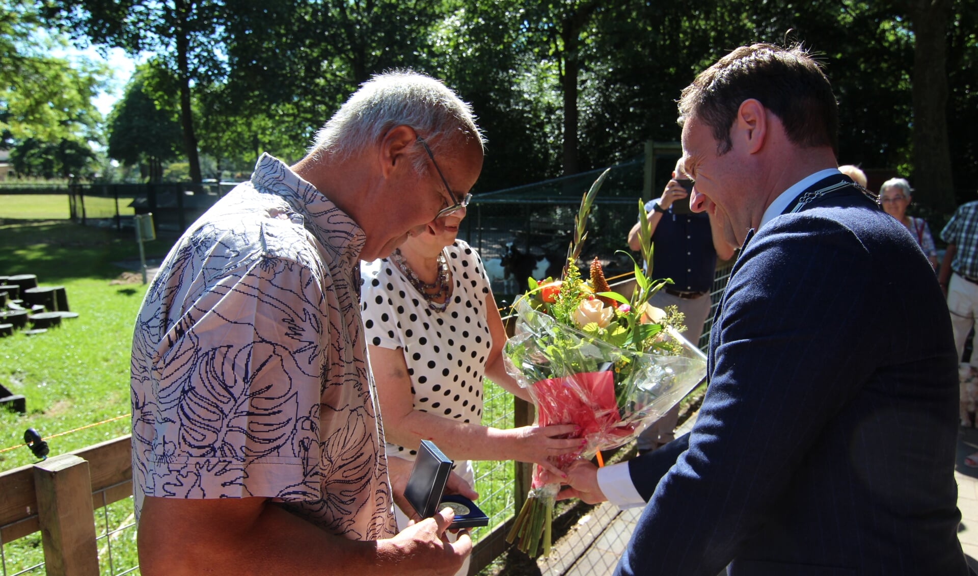Terwijl Joop nog nageniet van de Chapeau-penning ontvangt Marjoke Rozier de bijbehorende bloemen.