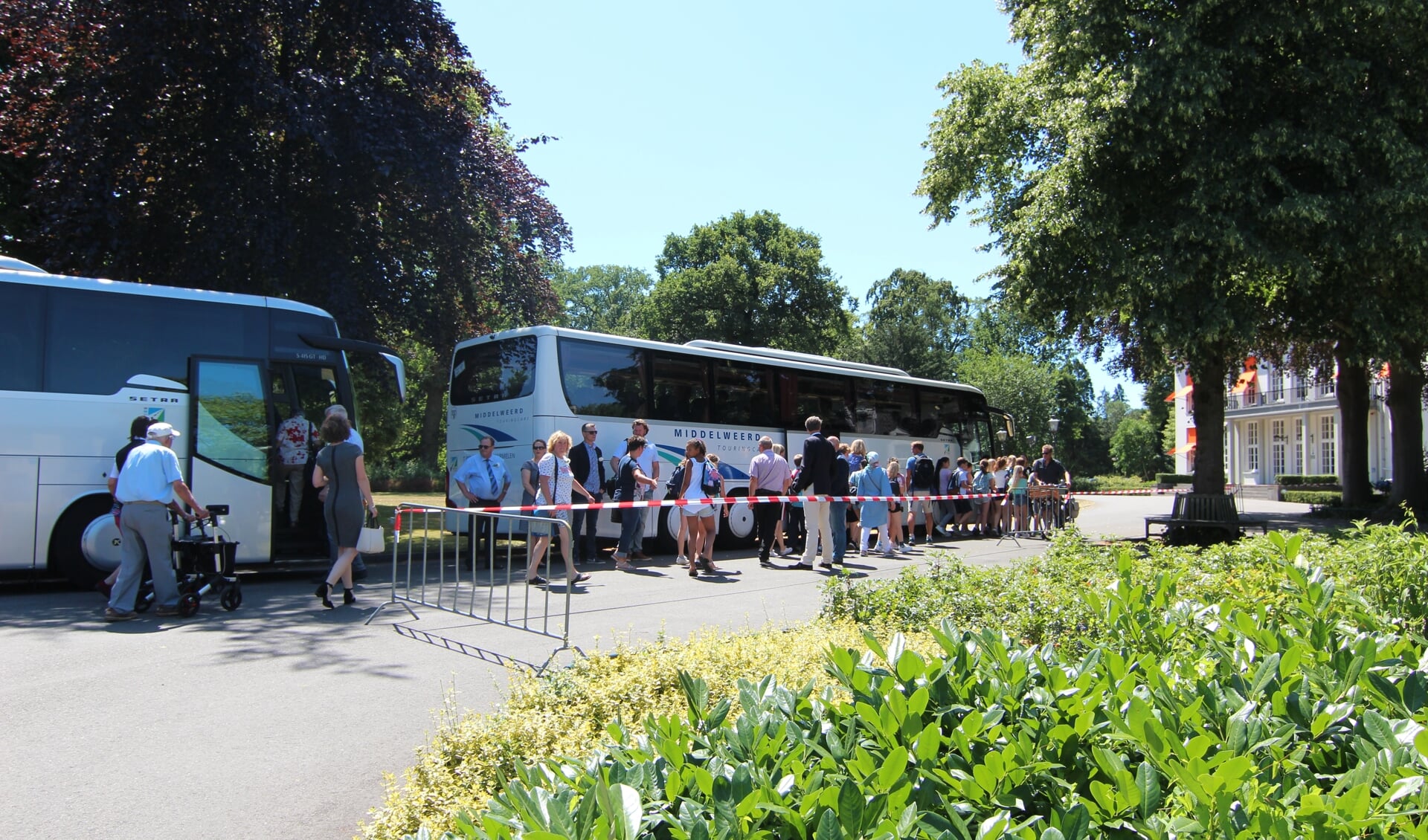 Er stonden twee bussen en een rolstoeltaxi klaar voor het vervoer naar Het Nederlands Instituut voor Beeld en Geluid in Hilversum.