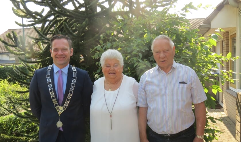 Het diamanten bruidspaar Van Bovenend met de burgemeester.