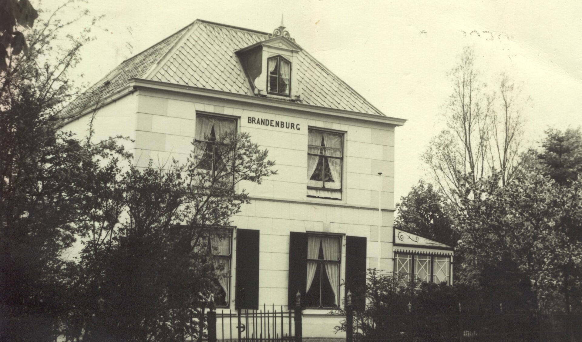 Het huis Brandenburg is gebouwd in 1849 voor de uit Emmerich afkomstige 'chirurgijn' Joseph Gewaltig. Hij kwam als bijna zestigjarige in 1840 naar Maartensdijk als 'genees-, heel- en vroedmeester'. Het huis heeft de naam Brandenburg gekregen omdat de vrouw van gemeentesecretaris E. Kwint, die hier van 1916 tot 1965 heeft gewoond, van de boerderij Brandenburg in De Bilt kwam. 