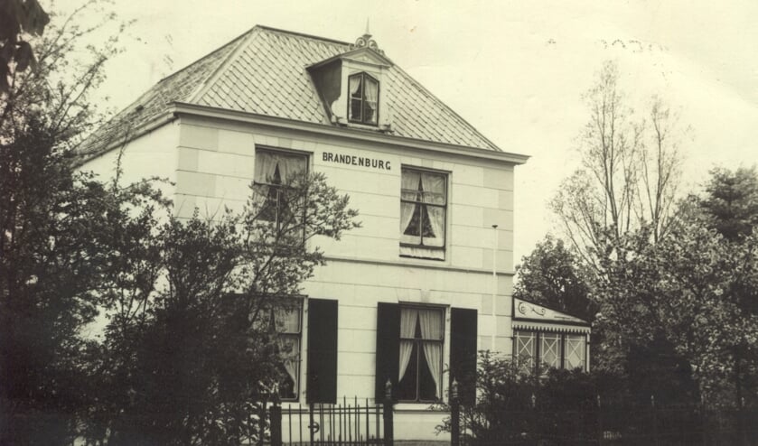 Het huis Brandenburg is gebouwd in 1849 voor de uit Emmerich afkomstige 'chirurgijn' Joseph Gewaltig. Hij kwam als bijna zestigjarige in 1840 naar Maartensdijk als 'genees-, heel- en vroedmeester'. Het huis heeft de naam Brandenburg gekregen omdat de vrouw van gemeentesecretaris E. Kwint, die hier van 1916 tot 1965 heeft gewoond, van de boerderij Brandenburg in De Bilt kwam.