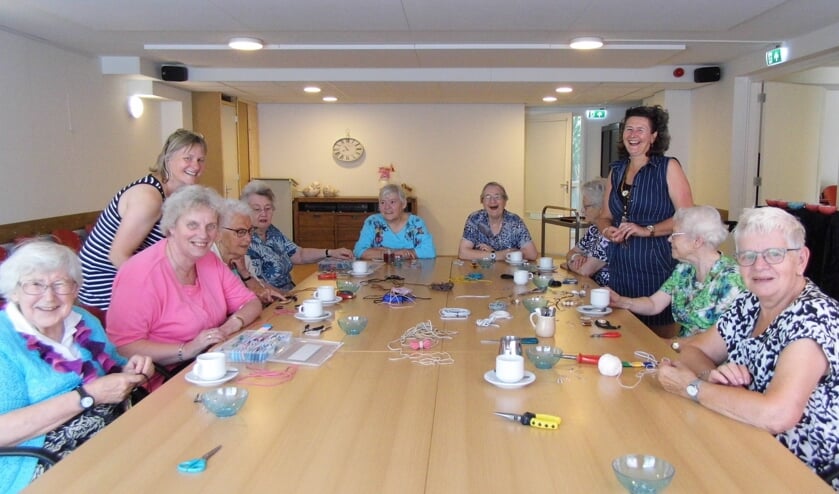 Mirjam Valkenburg organiseerde een workshop Ibiza ketting maken in De Bilt. Hier bleek ook vraag naar bestaan in Maartensdijk. Resultaat: ook in Maartensdijk twee workshops veterketting met kwastjes.
