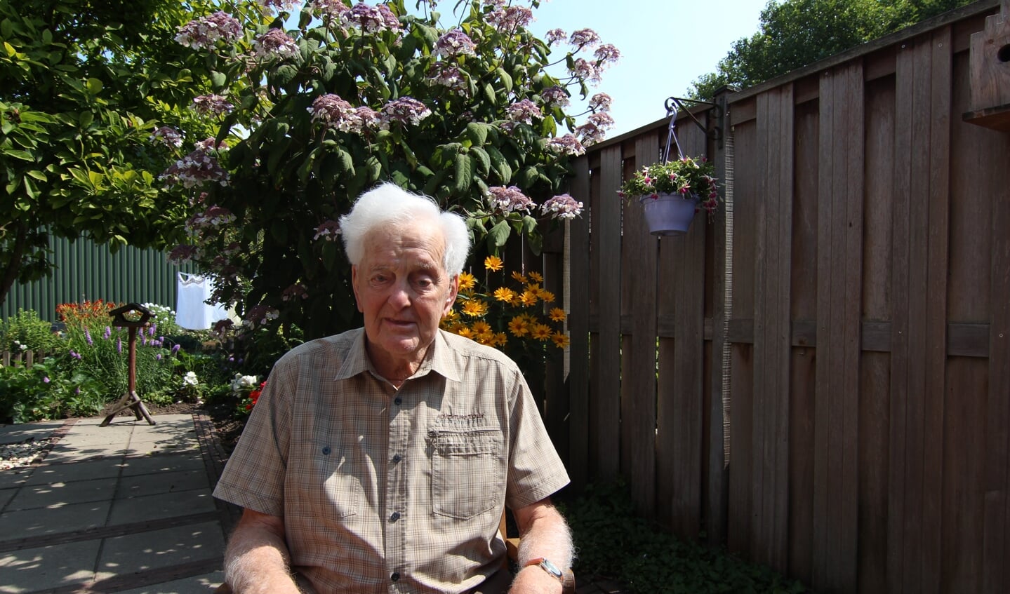 De 95 jarige de Groot op een zonnige (verjaar-)dag in zijn achtertuin.