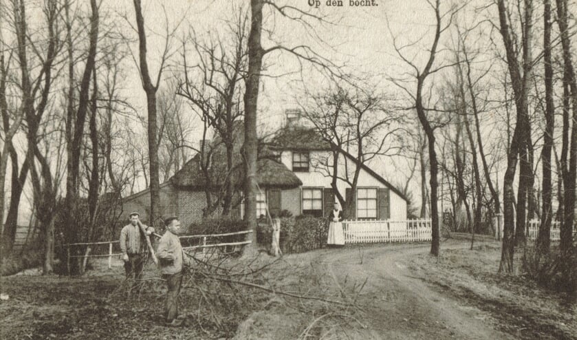 RM Op den bocht.jpg
Aan de Achterweteringseweg 70 ligt boerderij De Twaalf Gaarden; mogelijk voorheen - blijkens deze foto uit de digitale verzameling van Rienk Miedema - ook bekend onder de naam 'Op den bocht'. Op de zandweg tussen de Achterweteringseweg en de Dr. Welfferweg werd vermoedelijk vanaf de zeventiende eeuw tol geheven. De tolboom stond tot 1892 bij de hoeve en vormde een bijverdienste voor de bewoners. Het zandpad had in de vol