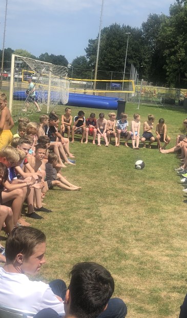 Rustmoment op het zonovergoten terrein van SVM tijden het jeugdkamp.