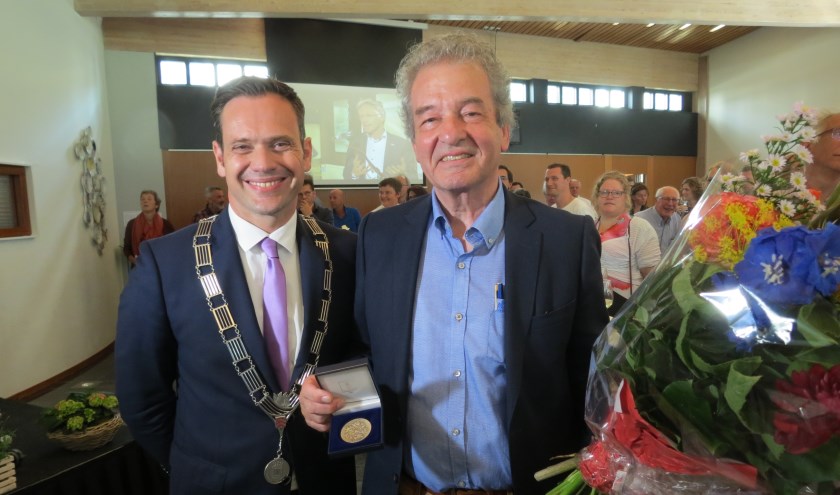 Burgemeester Sjoerd Potters reikt Ebbe Rost van Tonningen de Chapeaupenning van de gemeente De Bilt uit.