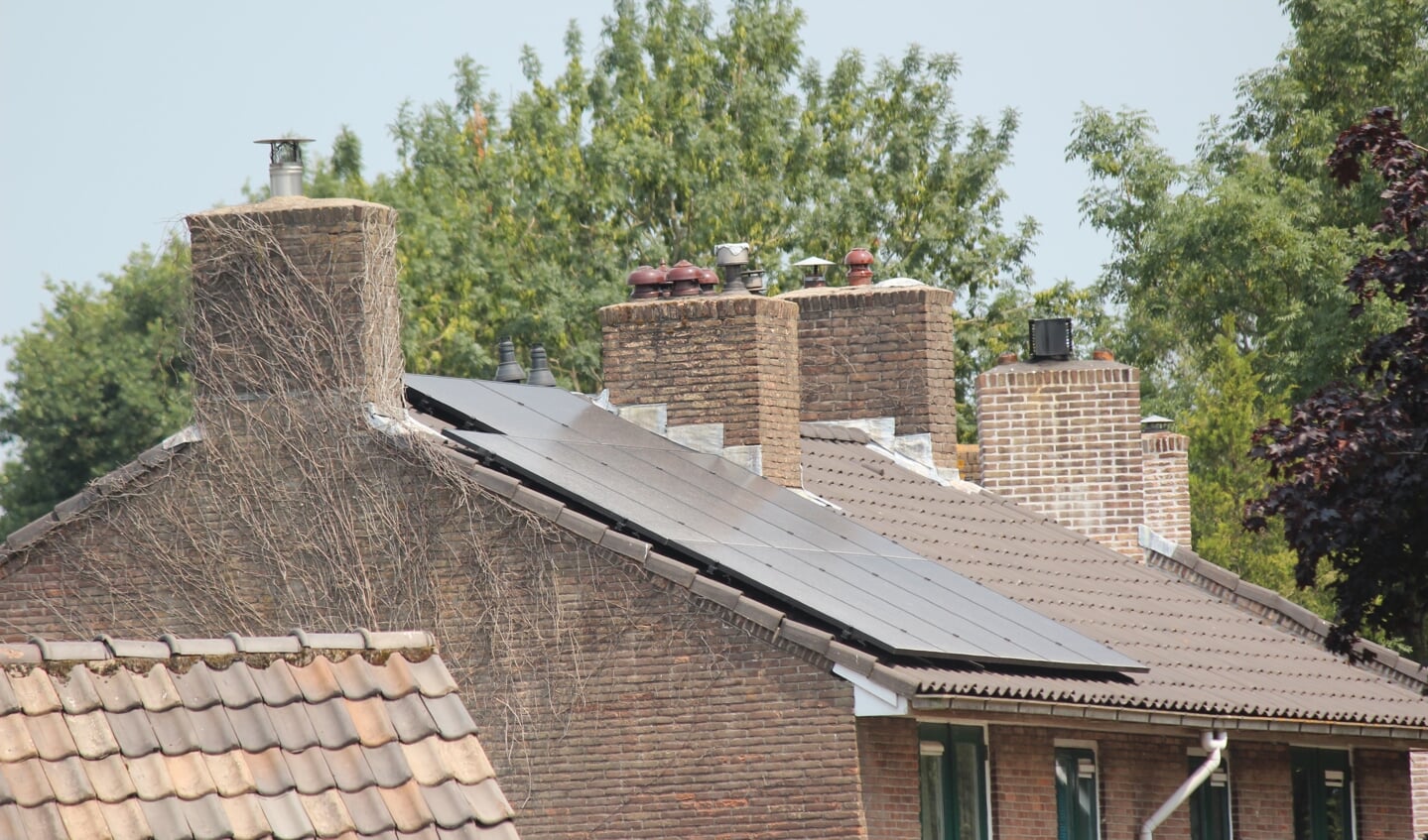 Over de Tolakkerweg (richting Hilversum) rijdend zijn de zonnepanelen op het eerste huis van het ‘ronde rondje’ zichtbaar goed geplaatst. 