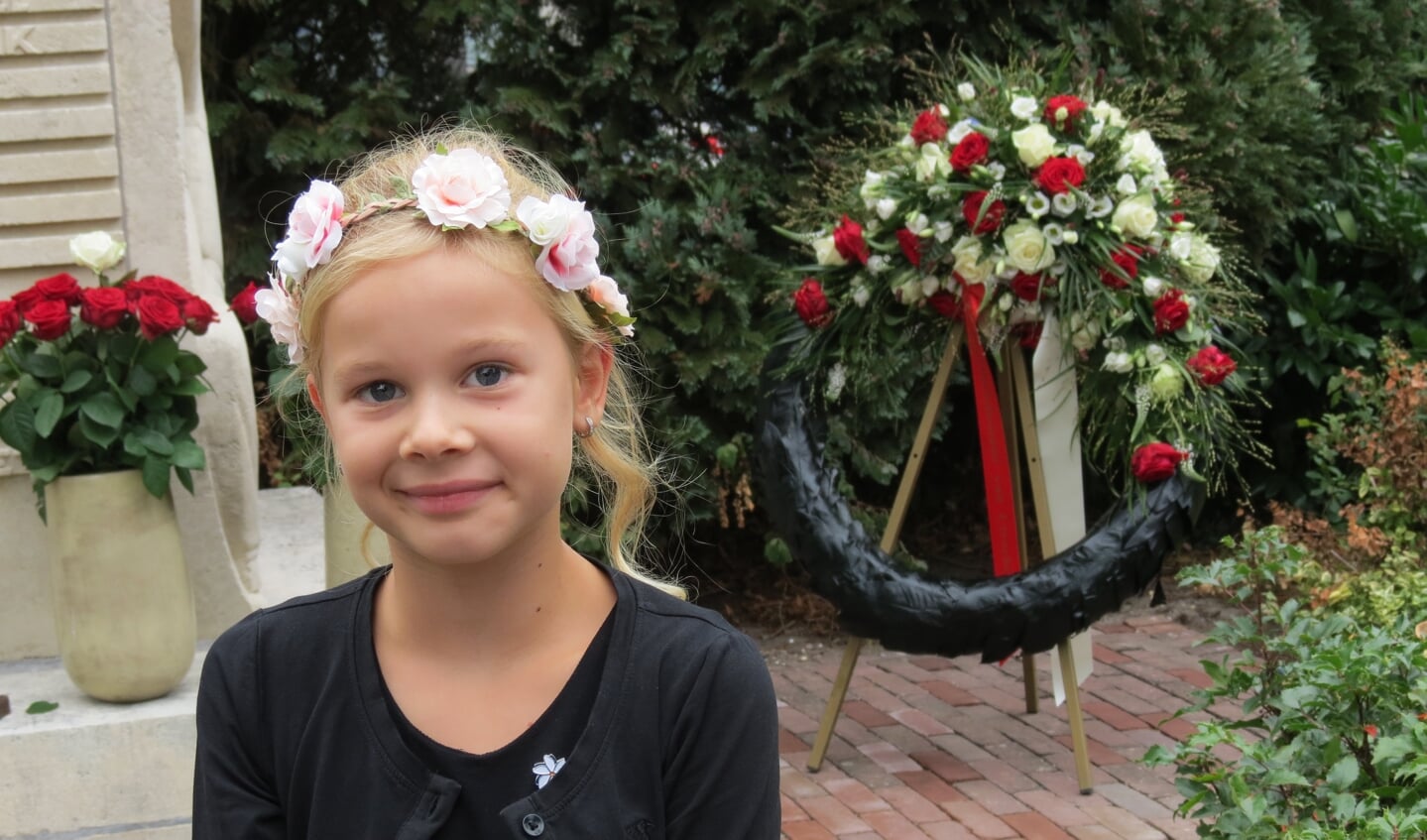 De zevenjarige Lisa Meijer van de vierde generatie plaatste tussen de rode rozen een witte roos. 