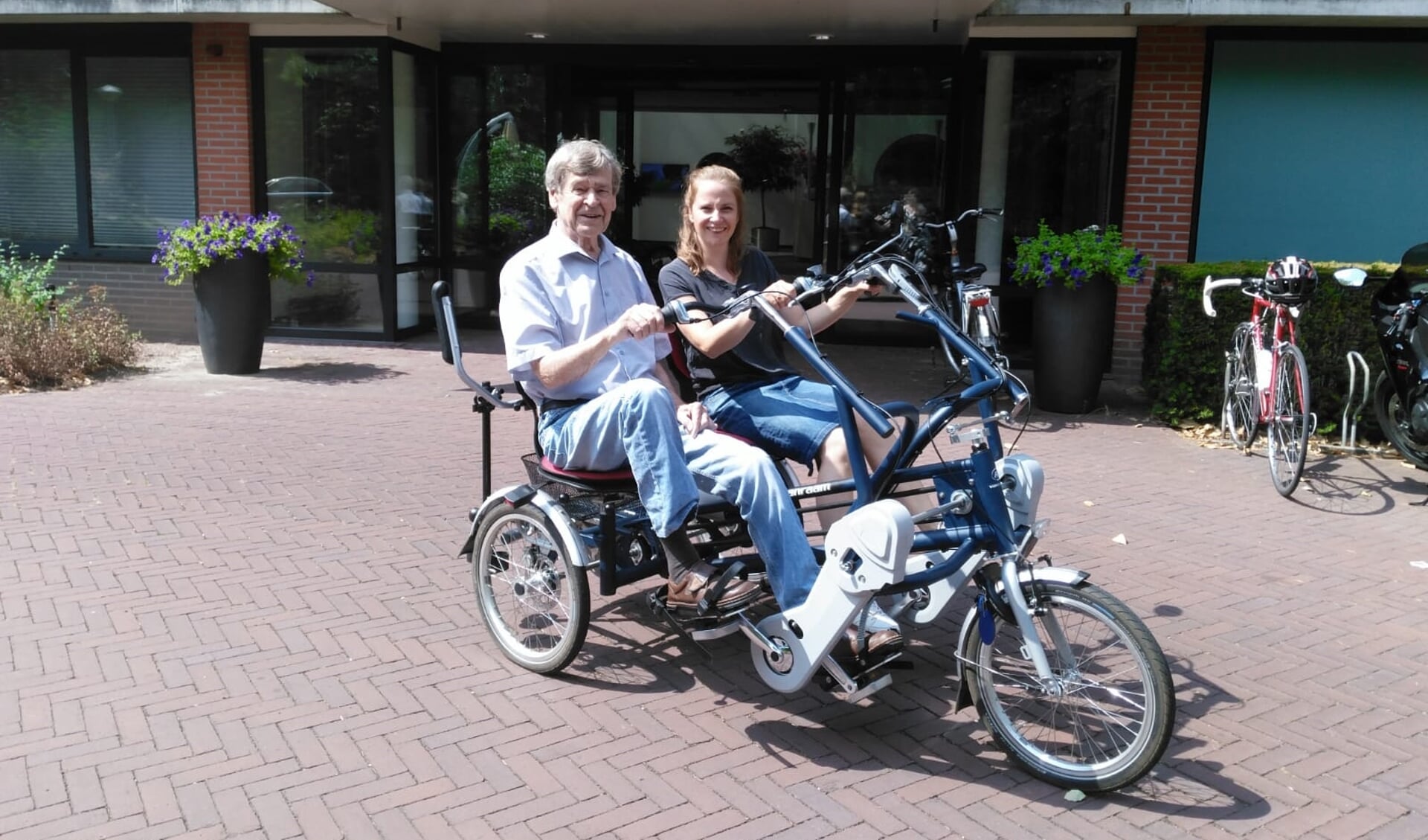 Bewoner Joost van Suchtelen gaat een rondje fietsen met medewerker Mariska van de Riet.