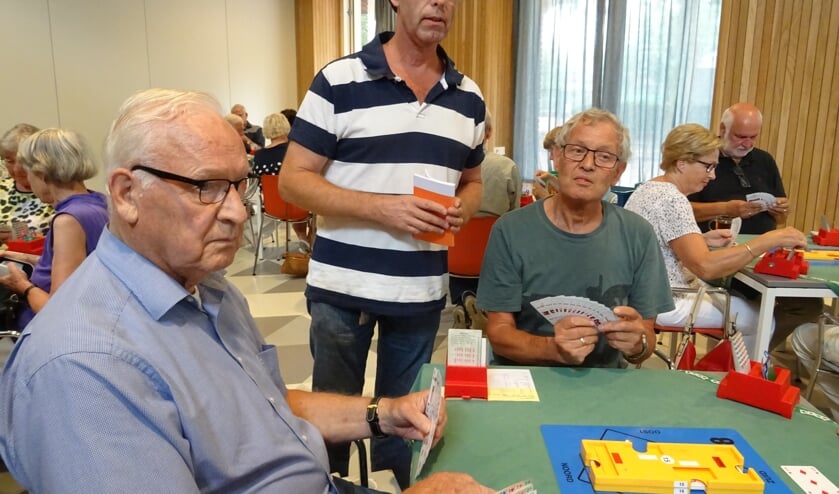 Aandachtig luistert arbiter Erik Polders naar de argumentatie van de spelers om daarna een beslissing te nemen.
