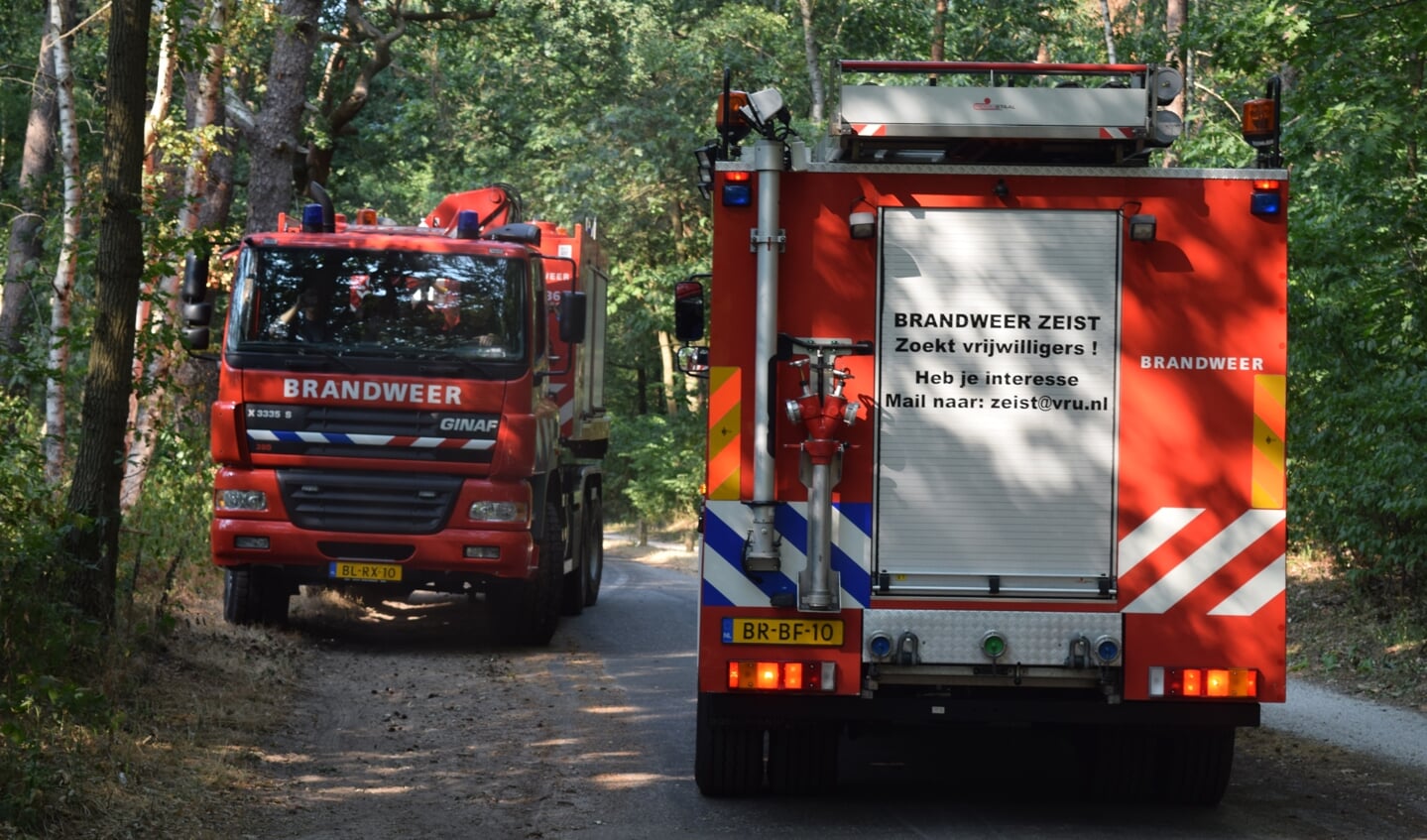 Brandweermannen uit Baarn, De Bilt, Soest en Zeist helpen elkaar met het bestrijden van bosbranden.
