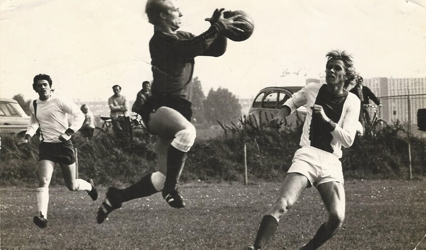 Een spelmoment van weleer: langs de Burgemeester Huydecoperweg wordt volop meegenoten.