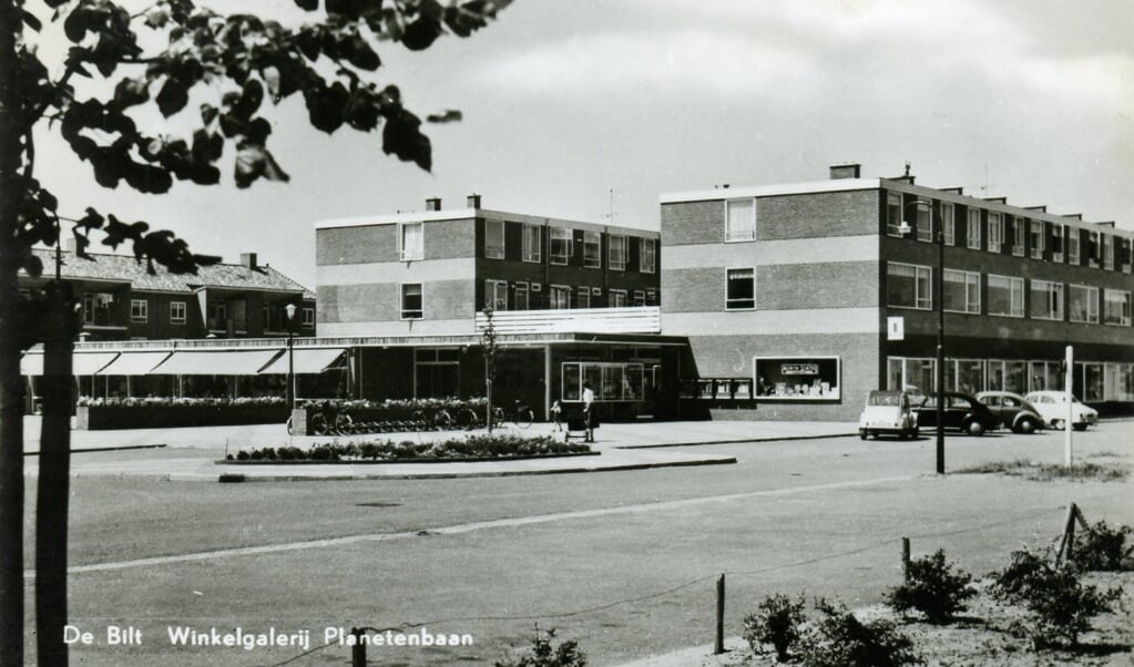 Deze foto van het Winkelcentrum Planetenbaan van de Historische Kring ‘dOude School uit De Bilt uit 1967 maakt deel uit van de fototentoonstelling.
