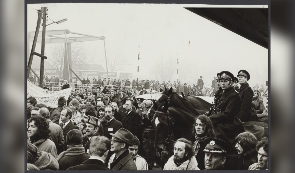 De plaatsing van twee dienstplichtigen (Hans Dona en Wim Schul), in het Depot voor Discipline te Nieuwersluis, mondde in december 1971 uit in een massale demonstratie van zo'n 1500 personen. Dona en Schul hadden in een soldatenblad kritiek geuit op de militaire leiders. Soldaten die zich volgens hun