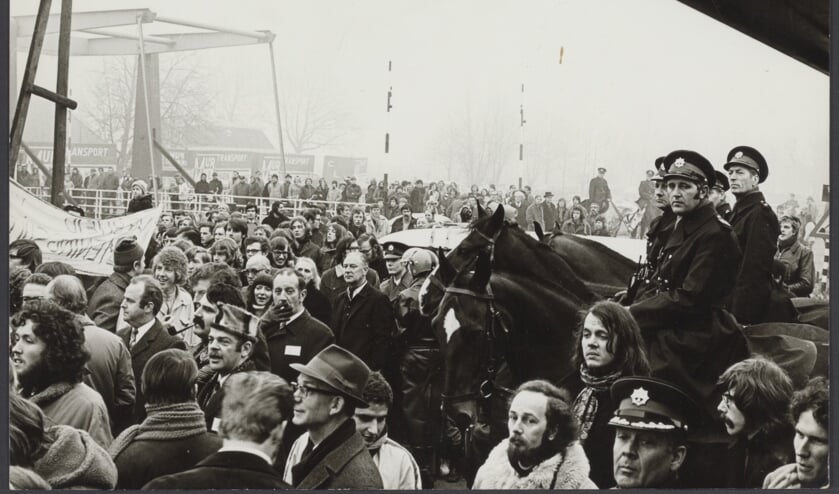 De plaatsing van twee dienstplichtigen (Hans Dona en Wim Schul), in het Depot voor Discipline te Nieuwersluis, mondde in december 1971 uit in een massale demonstratie van zo'n 1500 personen. Dona en Schul hadden in een soldatenblad kritiek geuit op de militaire leiders. Soldaten die zich volgens hun