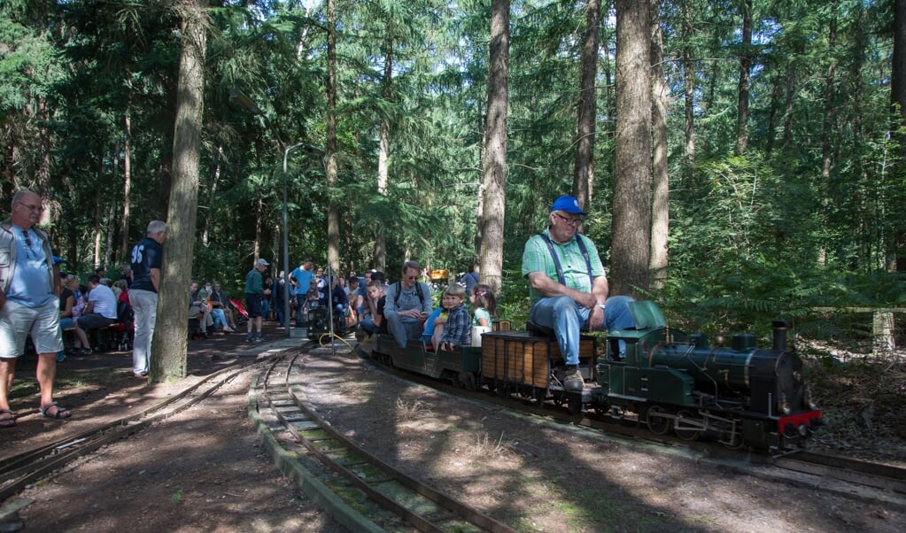 Kinderen kunnen meerijden met de treinen door het bos. 