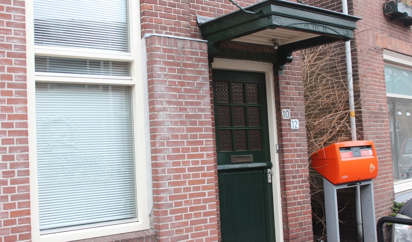 De brievenbus naast het pand aan de Burgemeester de Withstraat is de enige herinnering aan vroegere tijden.