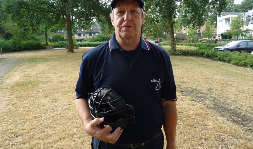 Tijdens wedstrijden dragen scheidsrechters onder hun kleding nog beenbeschermers, een toque en een borstbeschermer en natuurlijk het masker.