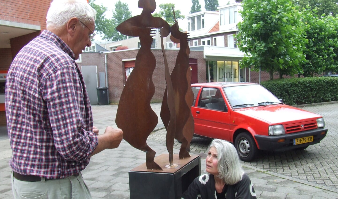 Elisabeth Varga en George Cortlever herplaatsen in 2008 de sculptuur Coming on Stage op het Vinkenplein.