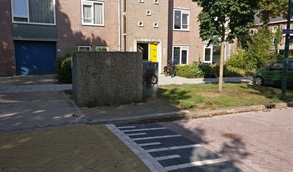 De bovengrondse container aan de Saturnuslaan kan niet vervangen worden door een ondergronds exemplaar.