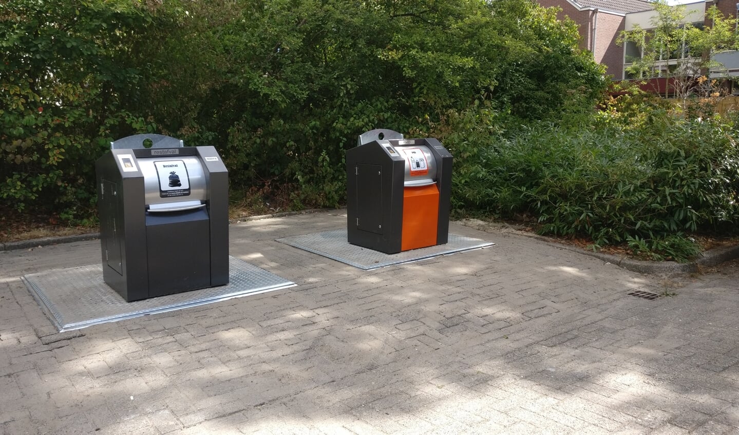 Ten koste van twee parkeerplaatsen zijn bij de Prins Clauslaan in Maartensdijk de locaties 26 (Restafval + GFT) en 27 (PMD) gerealiseerd