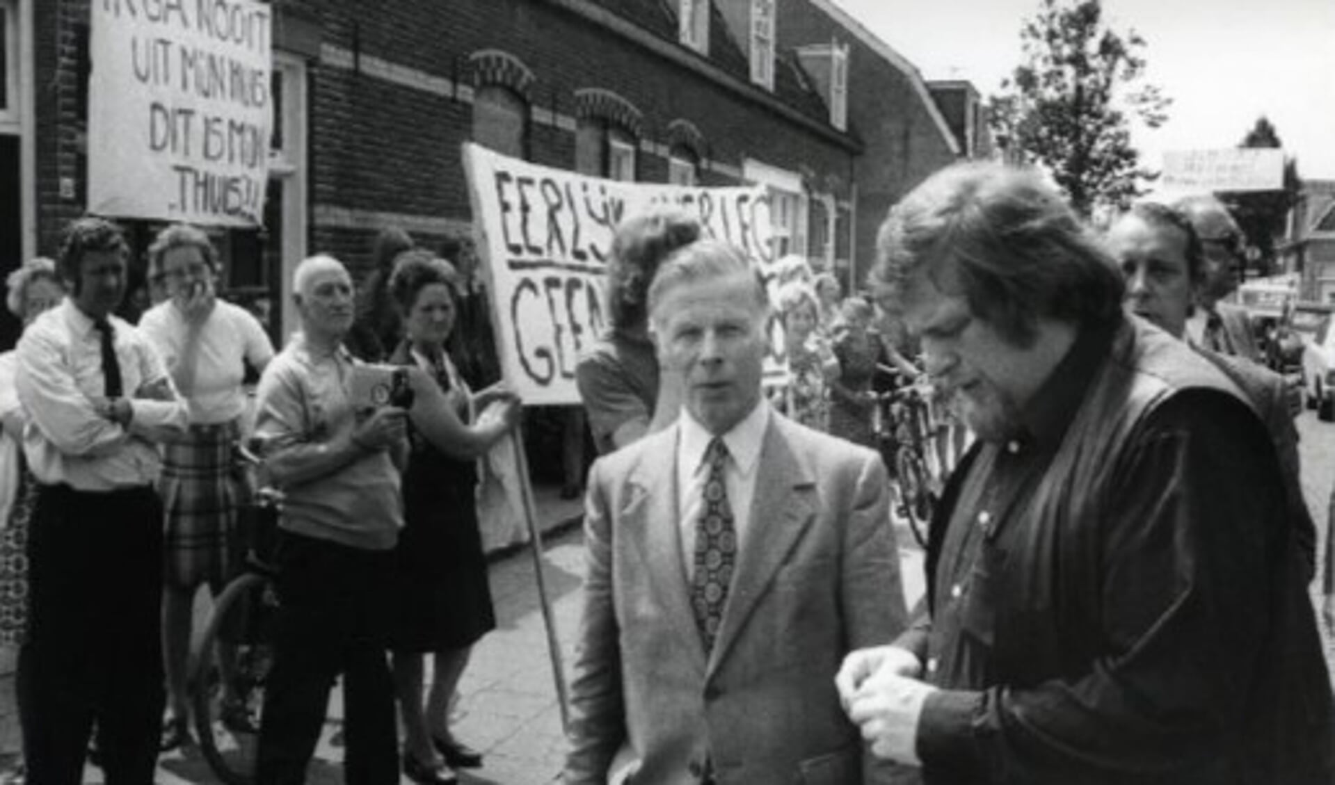 Protest tijdens het bezoek aan De Bilt van staatsecretaris Jan Schaefer in 1975.. 