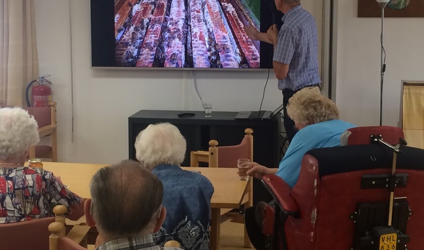 Aart van der Linden vertelt enthousiast over bijen.
