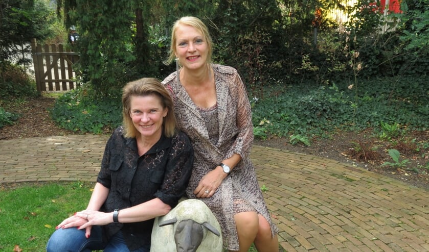Dominee Benedikte Bos en schooldirecteur Ella Prins (rechts).