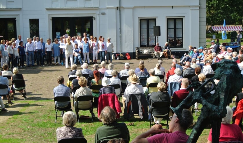 Een goed bezocht laatste zomerconcert in heerlijk nazomerweer.