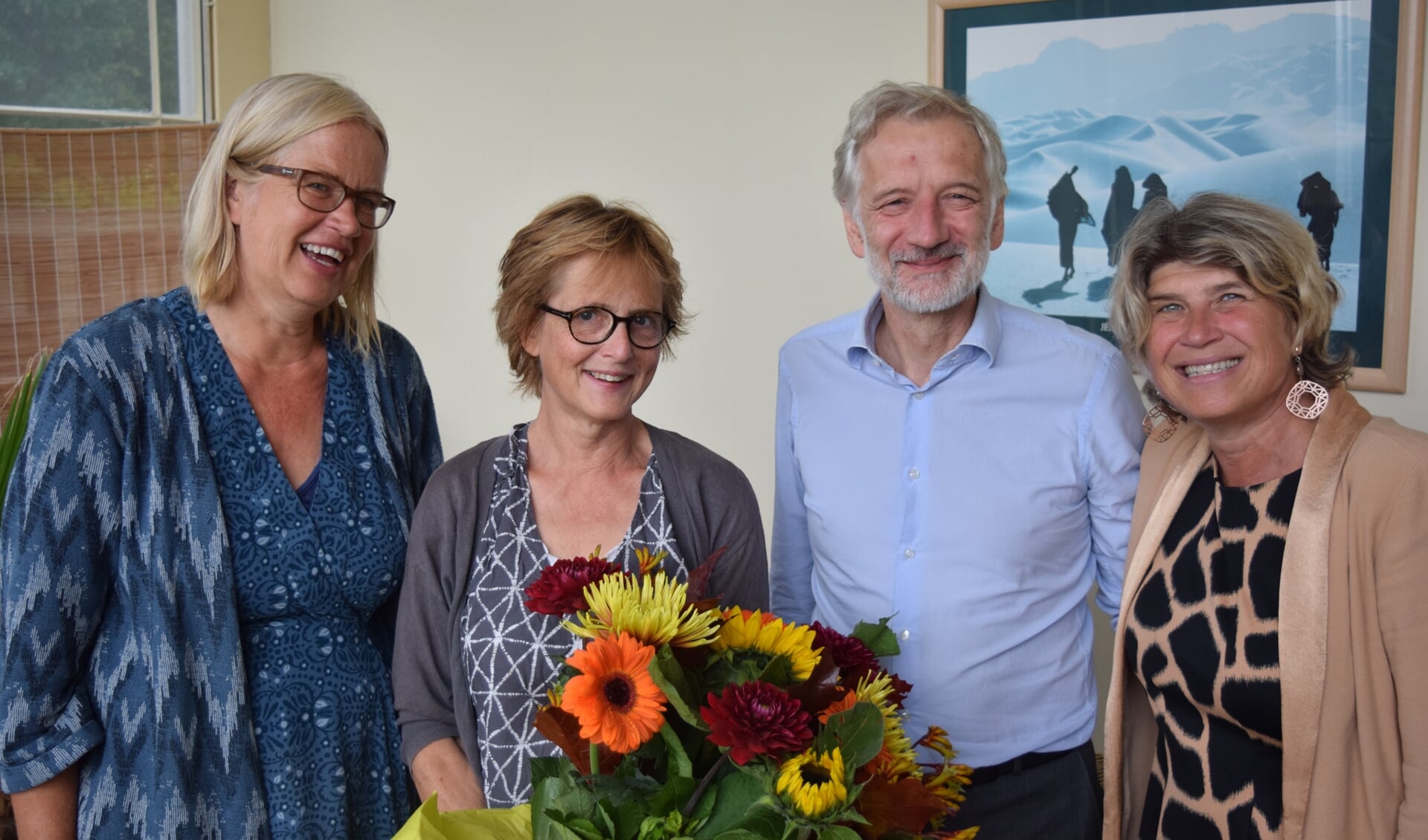 25 jaar pleegouderschap verdient een bloemetje met v.l.n.r. Anneke Horsman (Pleegzorg), Barbara van Boetzelaer, Otto van Boetzelaer en wethouder Madeleine Bakker van de gemeente De Bilt.