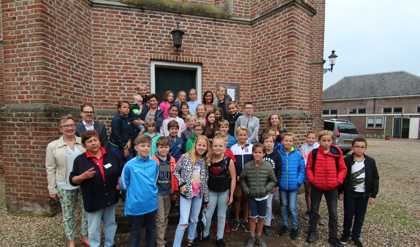 Leerlingen van de Julianaschool op bezoek in Westbroek.