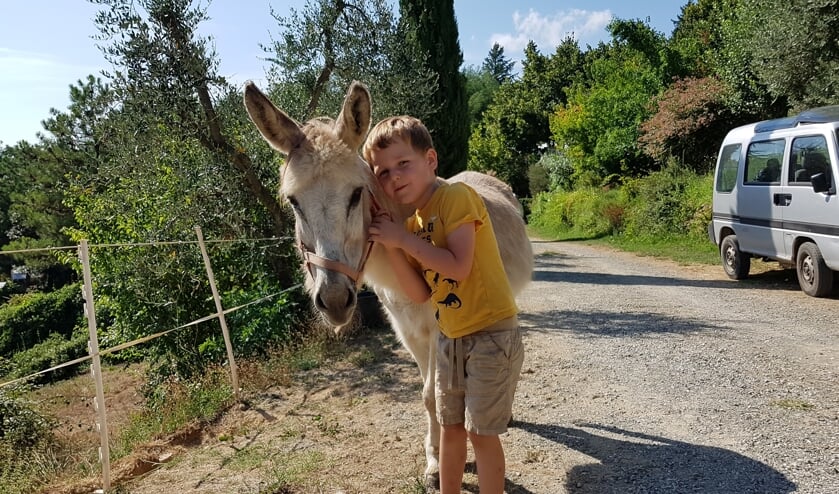 Loek denkt dat iedereen het vast wel leuk zal vinden om in de krant te zien dat Loek op vakantie een knuffelezel had in een huisje in Italië.