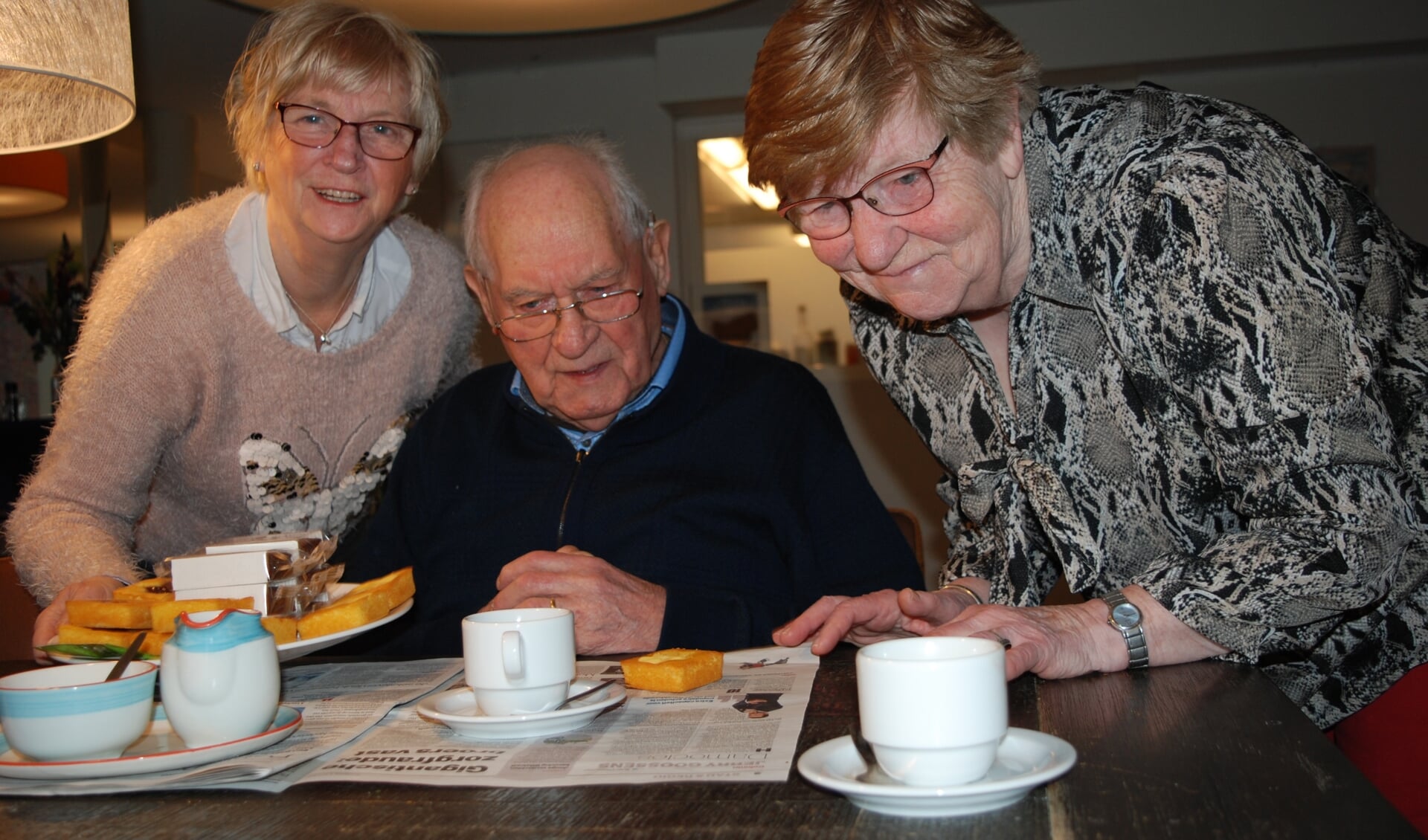 Joke en Dina zijn samen met Betty vrijwilligsters in Bij de Tijd.